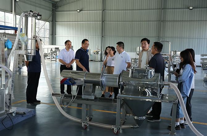 頂端新聞記者 鄒皓羽 振動篩分、封頭制造、金水電纜、中原農(nóng)谷，一個個都是新鄉(xiāng)市重點產(chǎn)業(yè)的響亮名片。 9月21日，“十大戰(zhàn)略進(jìn)行時——數(shù)智河南 豫見未來”采訪團抵達(dá)新鄉(xiāng)市，深入了解該市重點產(chǎn)業(yè)數(shù)智轉(zhuǎn)型的產(chǎn)業(yè)布局情況。 振動產(chǎn)業(yè)看新鄉(xiāng)，精細(xì)篩分高服強 “常說新飛冰箱好，以后是新鄉(xiāng)篩分好。”在新鄉(xiāng)市高服篩分機械有限公司，董事長賀占胥是一名務(wù)實者，從1982年創(chuàng)立公司至今，他已經(jīng)在振動篩分行業(yè)深耕了30多年。 振動篩分行業(yè)雖是一個小眾領(lǐng)域，但在工業(yè)生產(chǎn)制造中卻發(fā)揮著關(guān)鍵作用。“篩分作業(yè)是重要的生產(chǎn)環(huán)節(jié)之一，振動篩分設(shè)備相當(dāng)于工業(yè)之腎，可以大幅提高生產(chǎn)原材料的品質(zhì)質(zhì)量和生產(chǎn)效率。” 賀占胥表示，無論客戶提出多細(xì)微的篩分要求，我們百分百都能做好! 在賀占胥的帶領(lǐng)下，公司專注于精準(zhǔn)篩分設(shè)備的研發(fā)和制造，從概率篩分到準(zhǔn)確分級，從無塵篩分過濾到構(gòu)建智能化篩分系統(tǒng)，解決了在精細(xì)篩分領(lǐng)域眾多“卡脖子”難題，成功研發(fā)出國內(nèi)首套新型超精細(xì)氣流篩分機，隨著創(chuàng)新突破，還研制出了旋振篩、超聲篩等多項新產(chǎn)品，成為精細(xì)篩分行業(yè)中的領(lǐng)先者，2021年獲評國家級專精特新“小巨人”企業(yè)。 “從創(chuàng)新驅(qū)動的角度來說，我們目前獲準(zhǔn)有400多項國家專利。”高服篩分機械有限公司研發(fā)部副總王躍河表示，公司創(chuàng)新緊貼市場需求，在精細(xì)篩分領(lǐng)域做到了設(shè)備品種最全，用戶最廣。“每年投入的科研經(jīng)費占銷售收入的5%-7%。” 據(jù)了解，新鄉(xiāng)縣現(xiàn)有振動設(shè)備生產(chǎn)企業(yè)334家，配套生產(chǎn)企業(yè)110余家，形成了完整的上下游產(chǎn)業(yè)鏈，全國振動機械總產(chǎn)量60%來自新鄉(xiāng)。2022年，新鄉(xiāng)縣的振動產(chǎn)業(yè)占全國市場80%。2023年4月，新鄉(xiāng)縣被中國重型機械工業(yè)協(xié)會授予“振動之都”稱號。 來源：頂端新聞