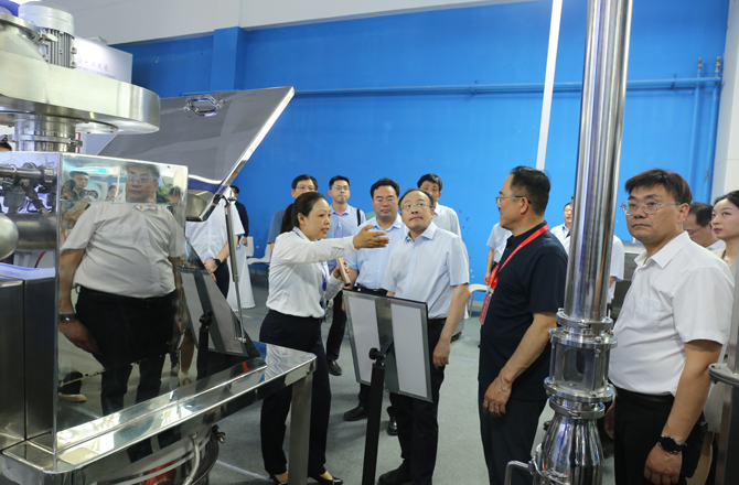 中原農谷第二屆振動機械產業博覽會盛大開幕，新鄉市長魏建平親臨高服展區指導工作